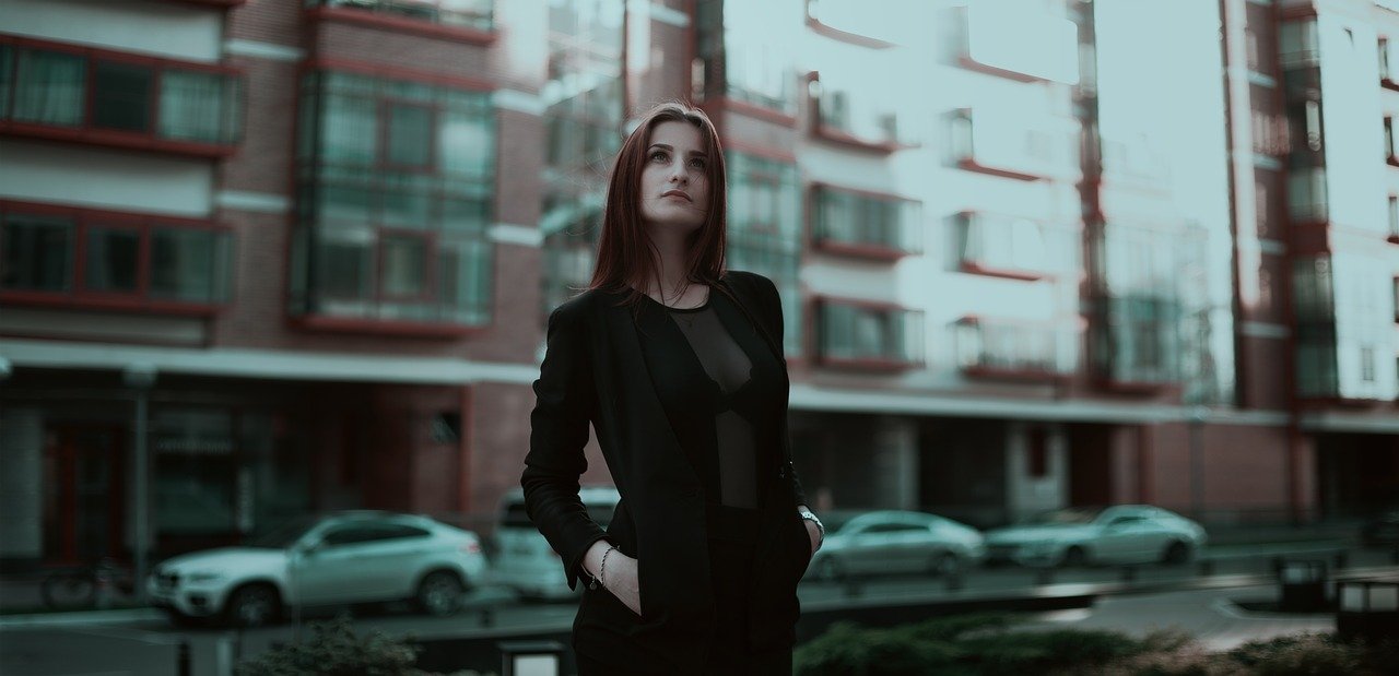 Bizneswoman stoi przed biurem swojej firmy